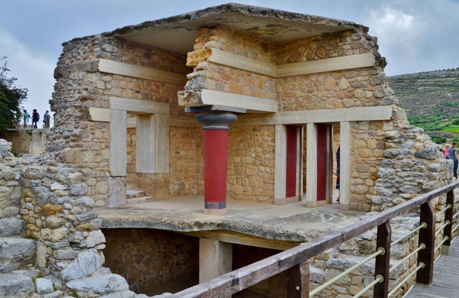 S&uuml;dwestlicher Raum mit S&auml;ule und Krypte