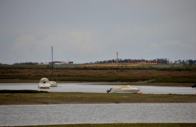 Lagunenlandschaft-Ria Formosa im Hintergrund der Flughafen