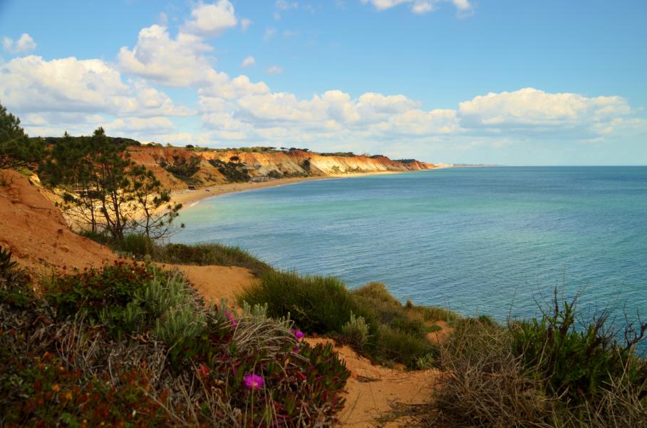 Strand und SteilK&uuml;ste bei  bei Olhos de Agua