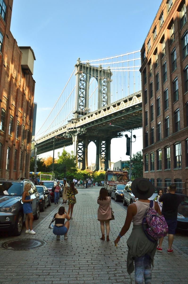 Water Street mit Manhattan Bridge und Empire State Building