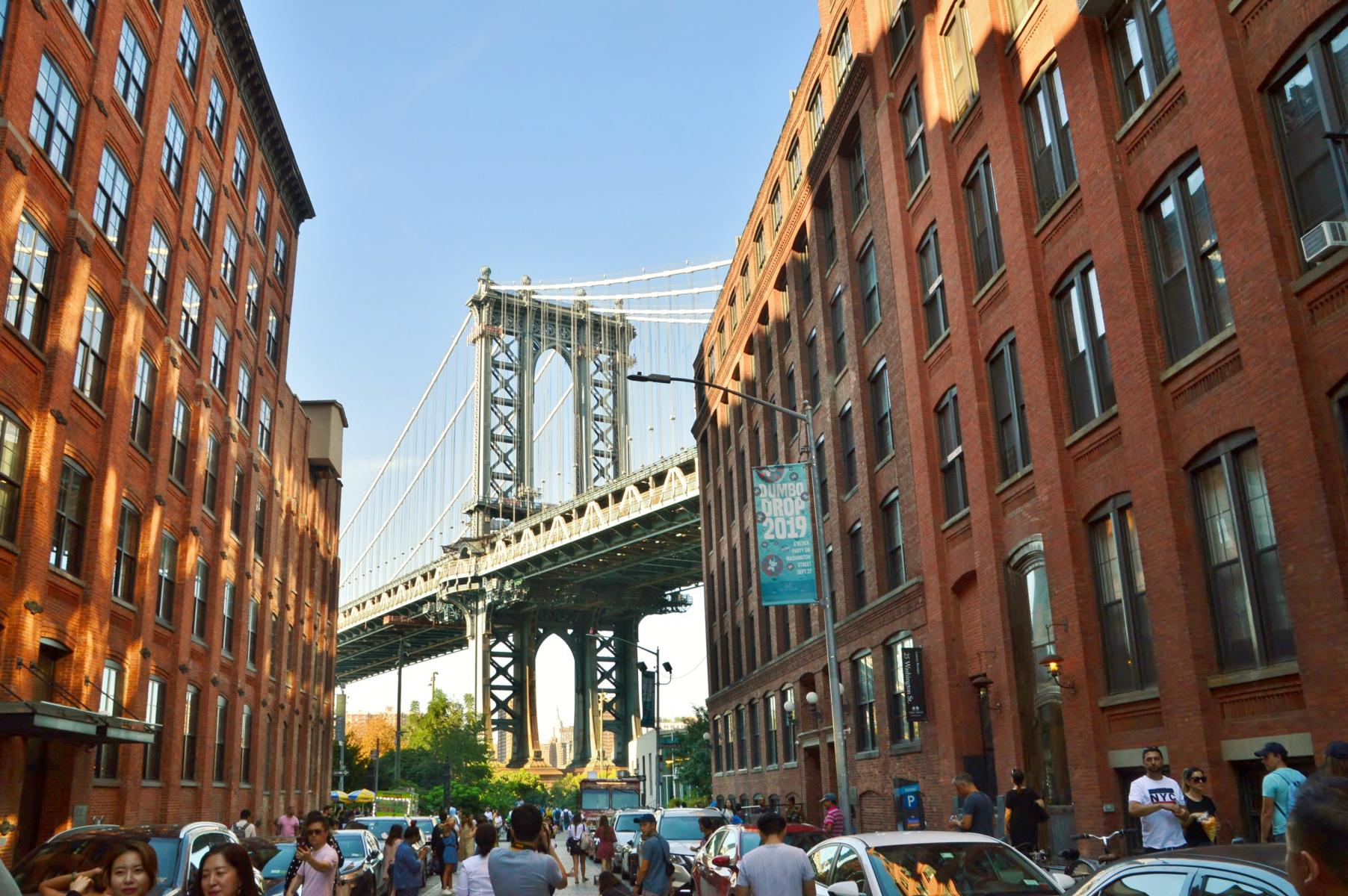Water Street mit Manhattan Bridge und Empire State Building